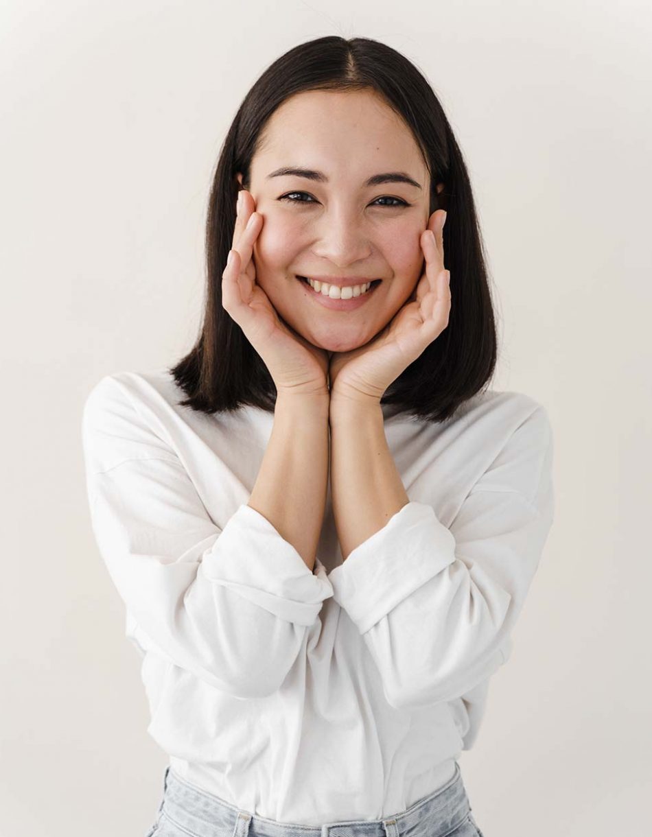 surprised-excited-woman-on-a-green-background-che-YGU2LQZ.jpg